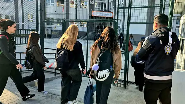 Polis Okul Önlerinde Kuş Uçurtmuyor