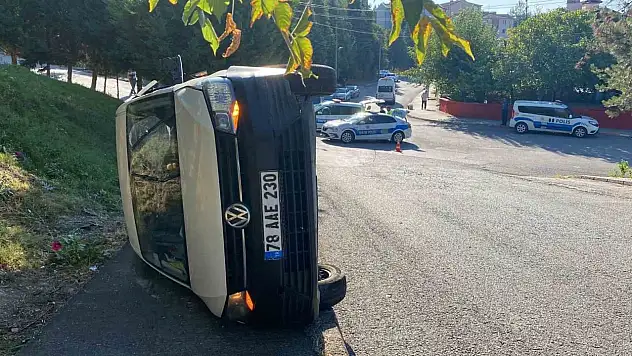 Polis Aracıyla Çarpışan Aracın Sürücü Yaralandı