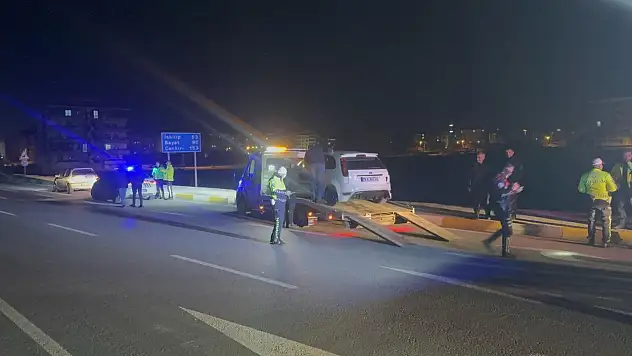 Polislerden Kaçarken Ekip Aracına Çarptı, Ehliyetsiz Çıktı
