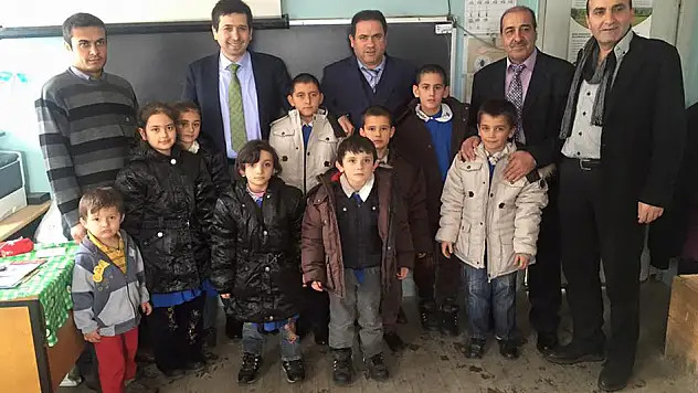 Prof. Dr. Yenidünya çocukları güldürüyor