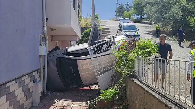 Otomobil Apartman Girişinde Devrildi: 5 Yaralı