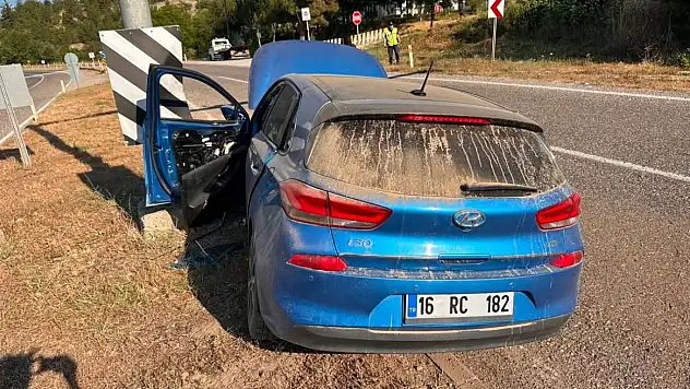 Refüje çarpan otomobildeki 2'si çocuk 4 kişi yaralandı