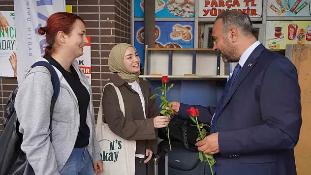 Rektör Akkaya yeni öğrencileri otogarda karşıladı
