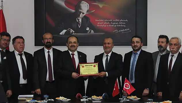 Rektör Aydın'a, Üstün Hizmet Plaketi verildi