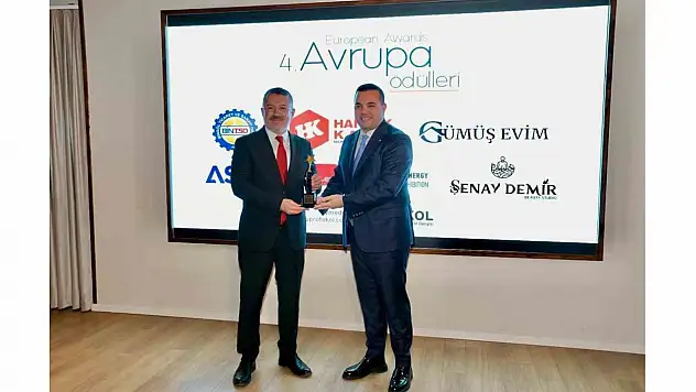 Rektör Kırışık, 'Sosyalfest Yılın En Başarılı Projesi' Ödülünü Aldı
