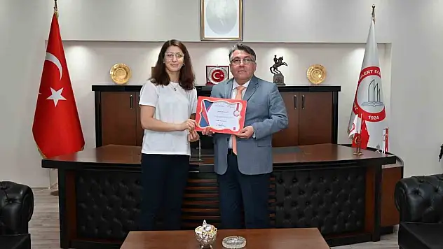 Rektör Özölçer'den Avrupa Şampiyonu Basancı'ya Teşekkür Belgesi