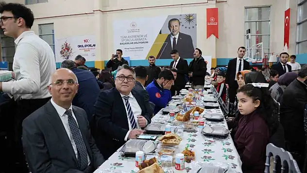 Rektör Özölçer, İftar Buluşmasında Öğrencilerle Bir Araya Geldi