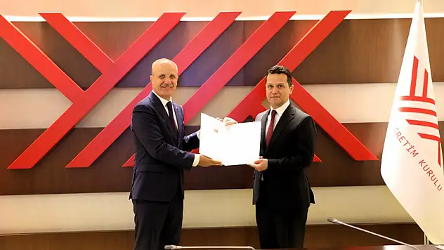 Rektör Topal, mazbatasını YÖK Başkanı'ndan aldı