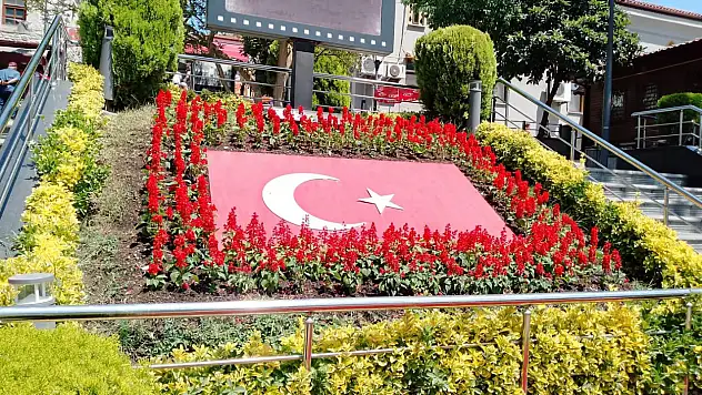 Rengarenk Çiçekler Dikildi