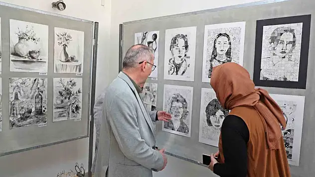 Resim Bölümü Öğrencilerinden İlk Sergi Heyecanı