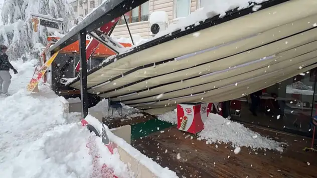 Safranbolu'da Kar Nedeniyle Çatı Ve Tenteneler Çöktü