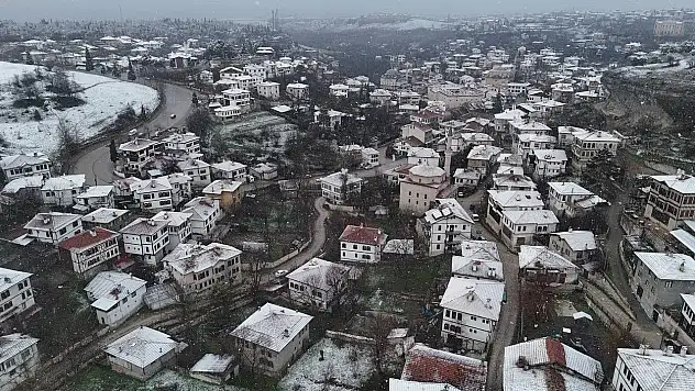 Kar Yağışı Tarihi Yapıların Çatılarını Beyaza Bürüdü