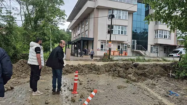 Sağanak Sağlık Ocağını Vurdu: Hastalar Ve Personel Mahsur Kaldı