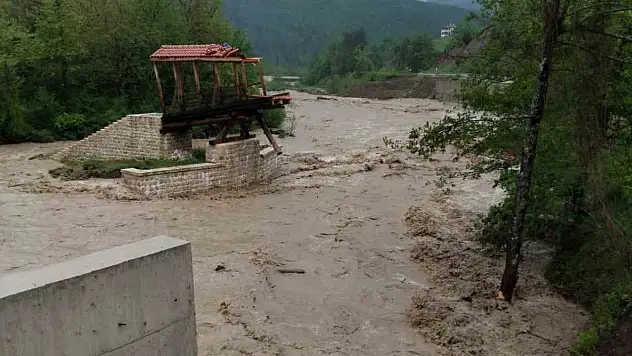 Şiddetli Yağış Nedeniyle Yürüyüş Köprüsü Sele Kapıldı