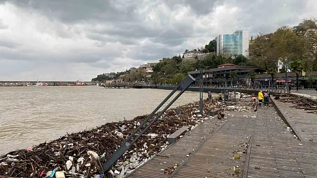 Sağanak Sonrası Sahilde Kirlilik Meydana Geldi