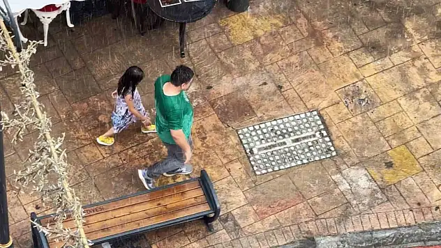 Sağanak yağmurda kimi sığındı kimi yağmurun tadını çıkardı