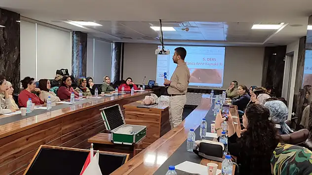Sağlık Çalışanlarına Temel Yenidoğan Bakımı Eğitimi