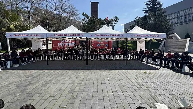 Sahil Bandında Kitap Okudular
