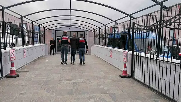 Sahte cumhuriyet savcısı kimliğiyle yakalanan firari sahış tutuklandı