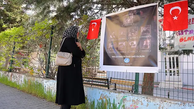 Saldırının Yaşandığı Okul Önünde Kur'an-ı Kerim Okuyup Gözyaşı Döktü