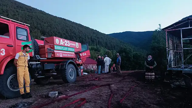 Samanlık ve baraka küle döndü