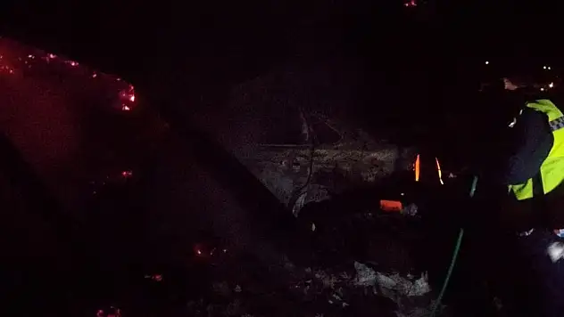 Samanlıktaki Yangın Otomobili Kül Etti