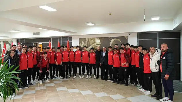 Şampiyon Gençlerden Belediye'ye Ziyaret