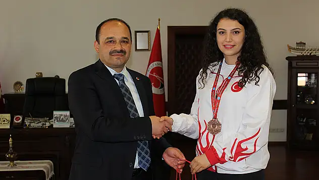 Şampiyon öğrencilerden rektöre ziyaret