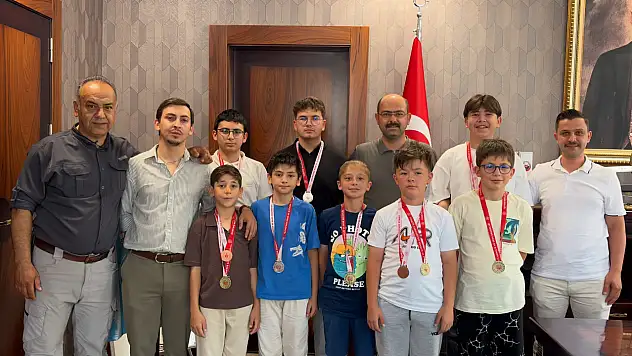 Şampiyon Yüzücüler Başkan Kavaklıgil'i Ziyaret Etti
