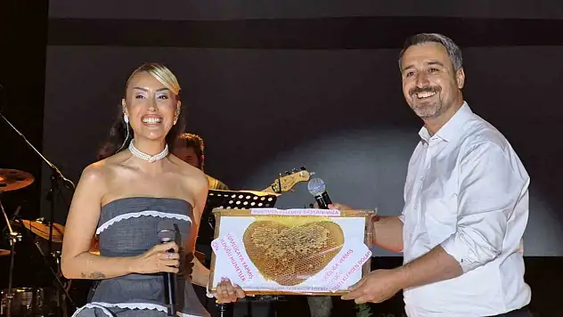 Sanatçı Hande Ünsal'dan evlilik teklifine ''ilginç'' yorumu