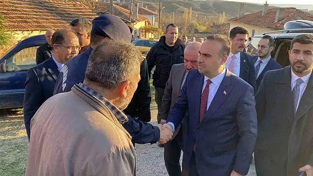 Bakan Kacır'dan Şehit Ailesine Taziye Ziyareti