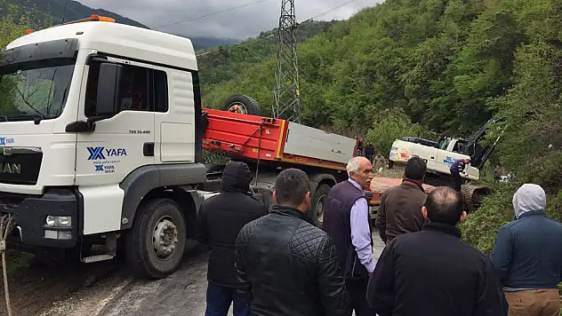 Şarampole kayan tır, yolu ulaşıma kapattı
