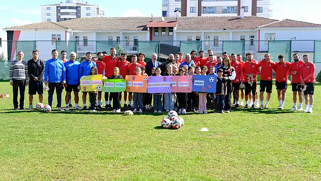 Sarımsaktan Taçları KSK'lı Futbolculara Hediye Ettiler