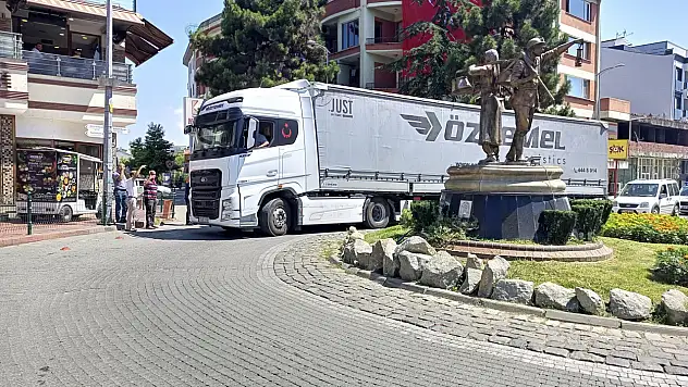 Şehir merkezine giren tır trafiği felç etti