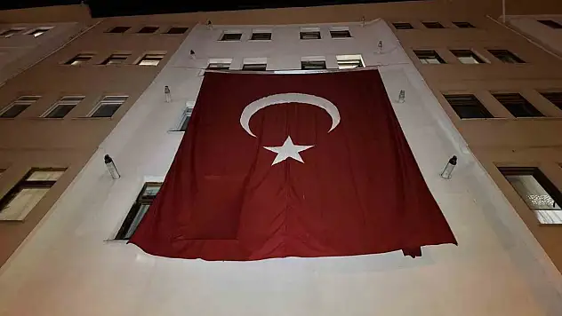 Şehit Astsubay Özcan'ın Baba Ocağına Türk bayrağı Asıldı