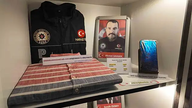 Şehit polis memurunun saçma isabet eden telefonu müzede görenleri duygulandırıyor