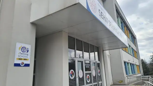 Şehit Şerife Bacı Ortaokulu'ndan eTwinning School Ödülü