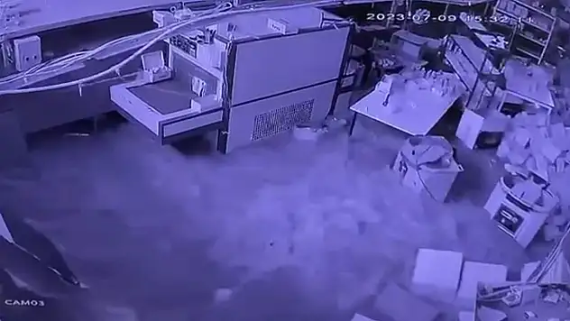 Sel anları güvenlik kamerasına yansıdı