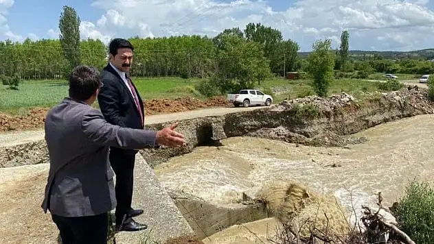 Sel, köy yolunu ve köprüyü yıktı
