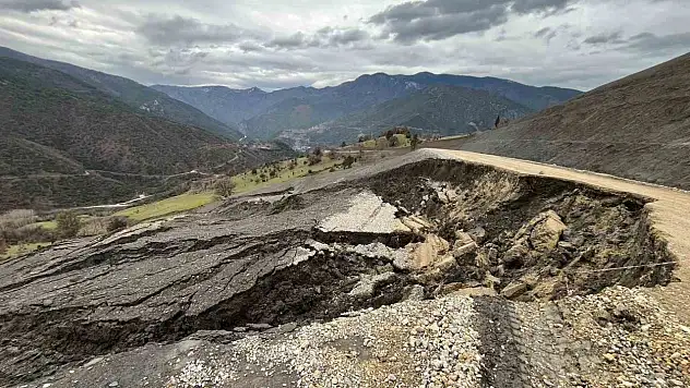 Şenler Köyü Yolu Heyelan Nedeniyle Ulaşıma Kapandı