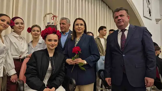 Sepet şeklinde tasarlanan insan saçında çikolata ikramı