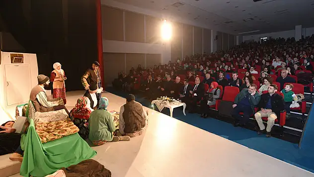 Şerife Bacı'nın hayatı salonu doldurdu