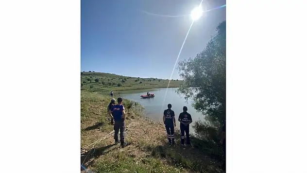 Serinlemek için girdiği gölette hayatını kaybetti