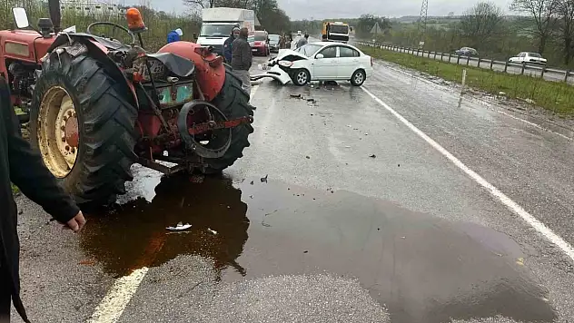 Seyir Halinde Giden Otomobil, Traktöre Çarptı: 2 Yaralı