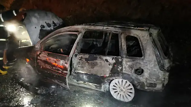 Seyir halindeki alev alev otomobil yandı