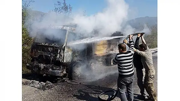 Seyir halindeki kamyon yandı
