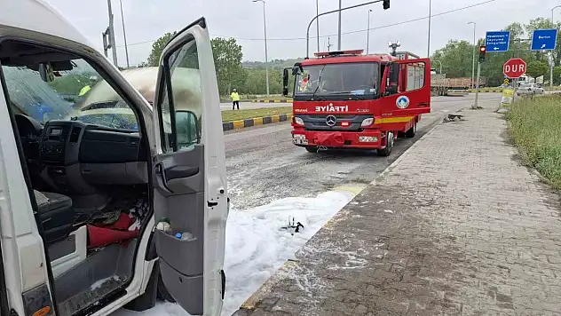 Seyir Halindeki Minibüs Alev Aldı