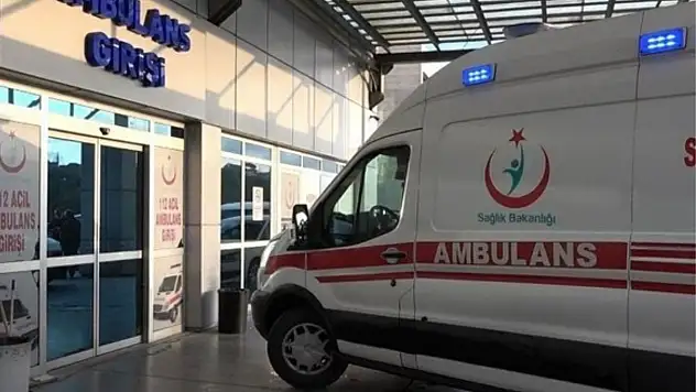 Seyir halindeki motosikletin lastiği patladı: 2 yaralı