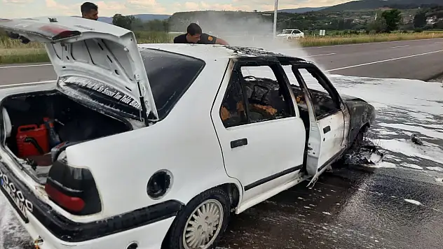 Seyir Halindeyken Yangın Çıkan Otomobil Kullanılamaz Hale Geldi
