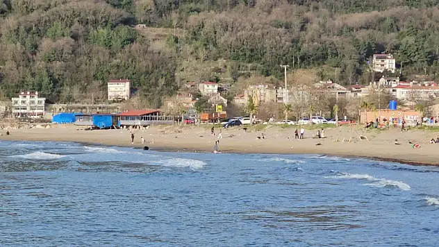 Sıcak Havanın Tadını Deniz Kenarında Çıkardılar
